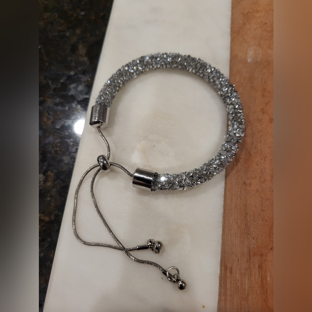 Elegant Silver Bracelet with Adjustable Clasp